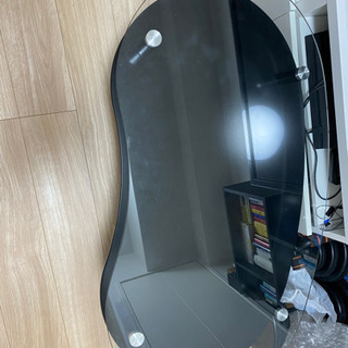 無料で差し上げます！上段がガラスでオシャレなテーブルです。の画像
