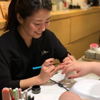 ネイルサロンのモデル　無料