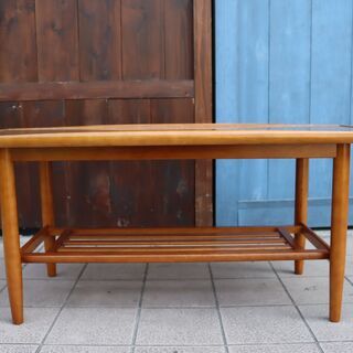 国内老舗家具メーカーkarimoku(カリモク家具)のコーヒーテーブル 大です。北欧スタイルのレトロなデザインは優しい印象に。シンプルなデザインのスッキリとしたリビングテーブルです。(1)の画像