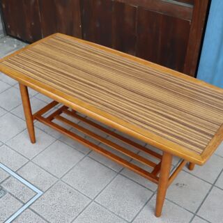 国内老舗家具メーカーkarimoku(カリモク家具)のコーヒーテーブル 大です。北欧スタイルのレトロなデザインは優しい印象に。シンプルなデザインのスッキリとしたリビングテーブルです。(1)の画像