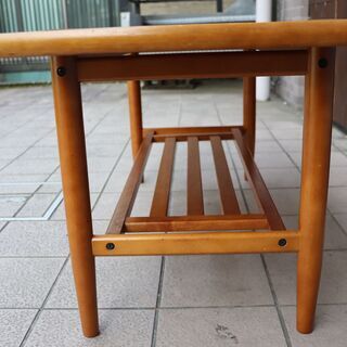 国内老舗家具メーカーkarimoku(カリモク家具)のコーヒーテーブル 大です。北欧スタイルのレトロなデザインは優しい印象に。シンプルなデザインのスッキリとしたリビングテーブルです。(1)の画像