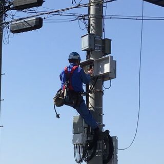 【未経験者の募集です！】【18歳以上】【信号機工事】【パーキング・メーター工事】【建柱工事】【屋内電気工事】【電工・通信工として一生モノの技術と資格を身につけるチャンス】【正社員・契約社員どちらでもOK】【年間休日120日以上】【手当充実】【男性社員育休実績あり】の画像