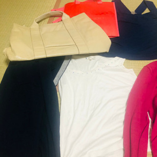 【再募集】タダでお譲りします（バッグ4つ👜・洋服4枚👗）の画像