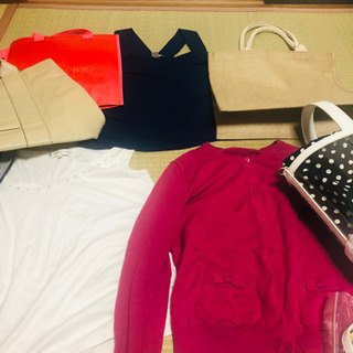 【再募集】タダでお譲りします（バッグ4つ👜・洋服4枚👗）の画像