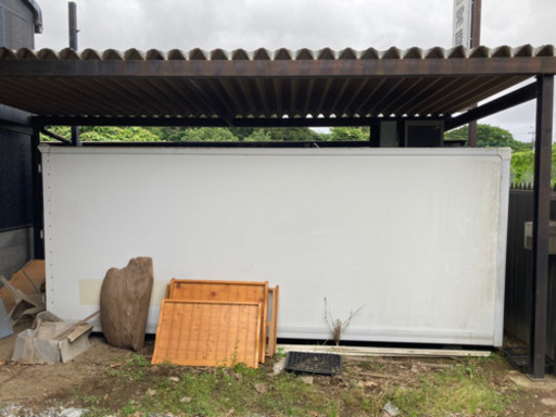 トラックの荷台 冷蔵庫 お話中