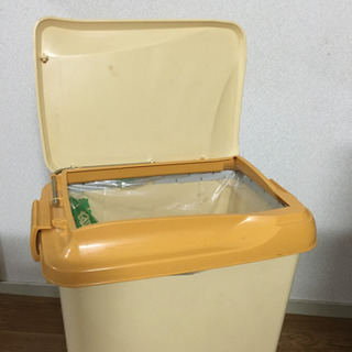 2方向から開くゴミ箱の画像