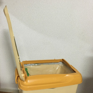 2方向から開くゴミ箱の画像