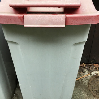 ゴミ箱　赤