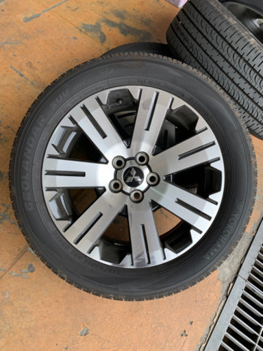 デリカD5 ほぼ新品タイヤ　アルミ純正