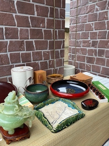 茶道具類等々纏めて茶碗香炉翡翠？銚子硯屏中国美術柄杓茶杓茶筅達磨獅子置物燭台琉球糸目丸盆置物丸盆水指喜八角皿漆器帛紗袱紗ふくさ煎茶道具