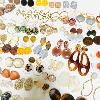 ハンドメイド　ピアス　100点の画像