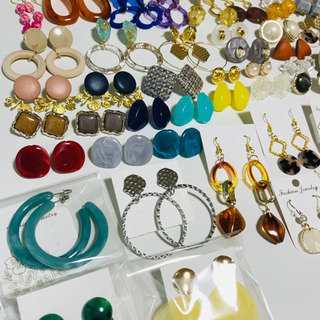 ハンドメイド　ピアス　100点の画像