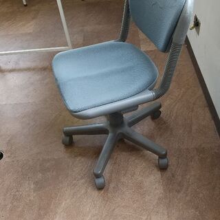 デスク・イスを5/27までに取りに来てくださる方に無料でお譲りします。の画像