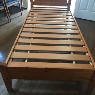 木製シングルベッドの画像
