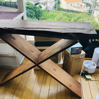 重厚な板板で作ったサイドテーブル。簡単に折りたたみ出来ます。