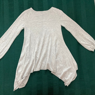 薄手のトップスの画像