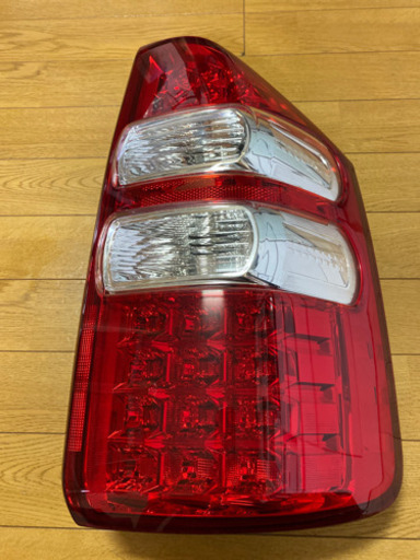 ZRR７０G テールランプ 右