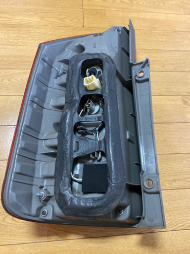 ZRR７０G テールランプ 右