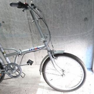 折り畳み自転車中古 TriaL 外装6段変速 ペダル収納可能 リアキャリア付き タイヤ20インチ カラーシルバー の画像