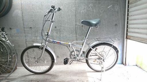 折り畳み自転車中古 TriaL 外装6段変速 ペダル収納可能 リアキャリア付き タイヤ20インチ カラーシルバー