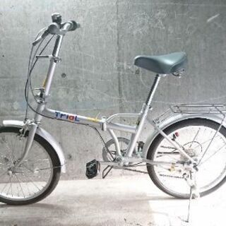 折り畳み自転車中古 TriaL 外装6段変速 ペダル収納可能 リアキャリア付き タイヤ20インチ カラーシルバー の画像