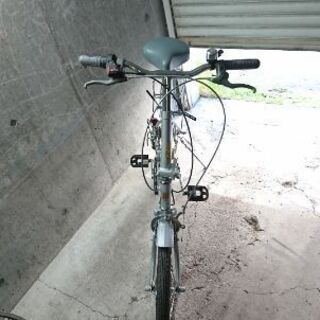 折り畳み自転車中古 TriaL 外装6段変速 ペダル収納可能 リアキャリア付き タイヤ20インチ カラーシルバー の画像