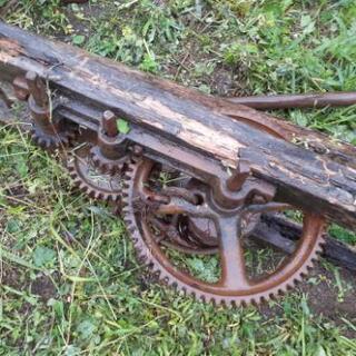 部品　昔の　チェーンブロックのような　荷揚げ　抜根　持ち上げる　クレーンの画像