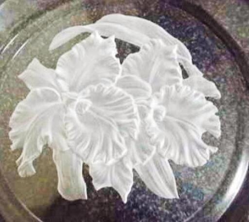 とてもエレガントで繊細なガラス彫刻の貴重品です\nT.yamamto HOYA 　クリスタルガラス　花柄　プレート☆美品