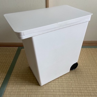 【中古】米びつ 白 キャスター付き 10キロまで