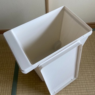 【中古】米びつ 白 キャスター付き 10キロまでの画像
