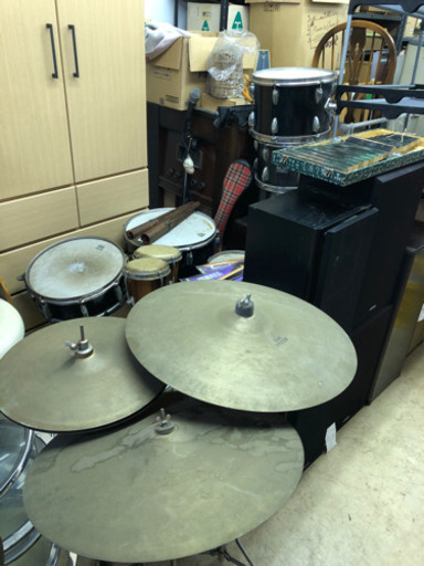 楽器 たくさん 色々 ドラム スピーカーなど しげん屋