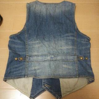 新品タグ付き！GAP  Mサイズ デニムベストの画像