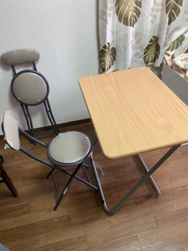中古椅子2個とテーブル1個