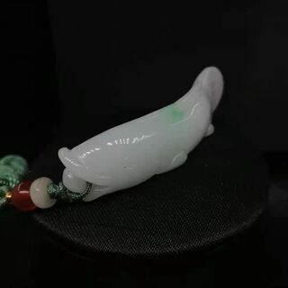 半額セール ミャンマー産 天然本翡翠 ペンダント ネックレス 白と陽緑 金魚 ヒスイA貨 お守り 誕生日プレゼント 富の気を運ぶ財魚 商売繁盛 金運 幸福 鑑別書付の画像