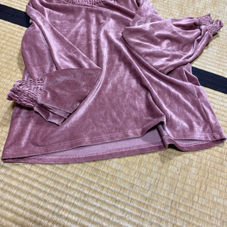 ネックフリルベロア素材トップス