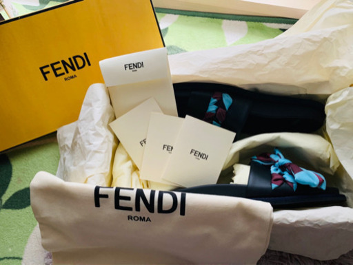 FENDIのサンダルになります。