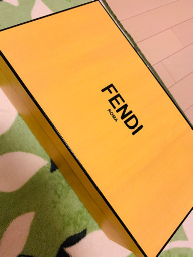 FENDIのサンダルになります。