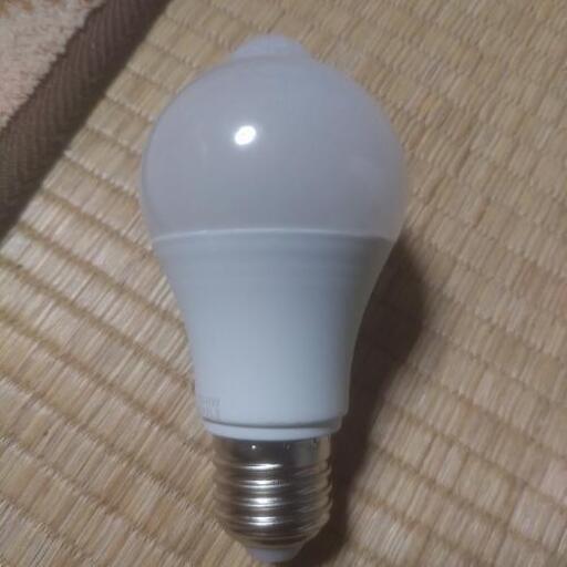 センサーLEDバルブ昼光色100w相当