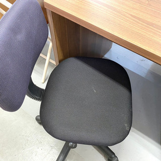 コード穴付きのデスク、椅子セットの画像