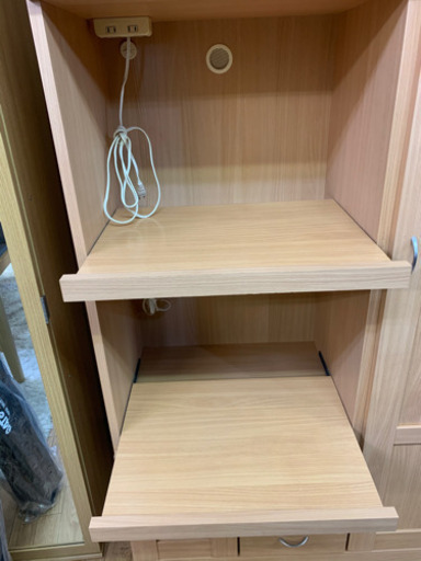 【リサイクルサービス八光　田上店　配達・設置OK】ナチュラルベージュ　大型食器棚　2口コンセント付