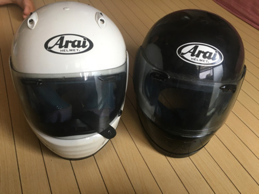 ヘルメットArai２つセットになります。値段交渉可能