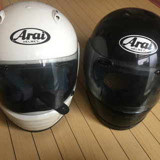 ヘルメットArai２つセットになります。値段交渉可能