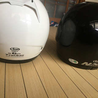 ヘルメットArai２つセットになります。値段交渉可能の画像