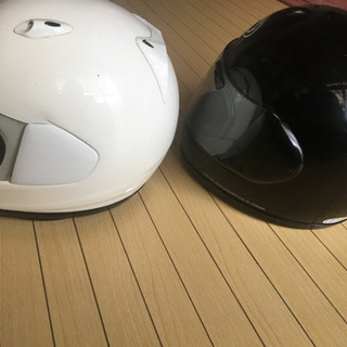 ヘルメットArai２つセットになります。値段交渉可能の画像