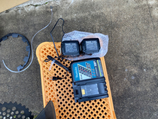 マキタ　充電式草刈機　MUR142UD 14.4V 取説、工具なし