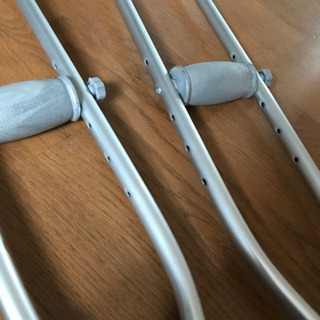 ナビス　松葉杖　適応身長157〜178cm ２本　ほぼ新品の画像