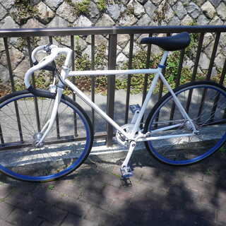 通勤通学に おしゃれな自転車をお探しの方！変速機付きのピストバイク