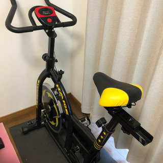 アジャスタブルダンベル、ベンチ、フィットネスバイクの画像