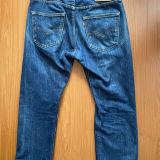 男性用ジーパン、Tシャツの画像