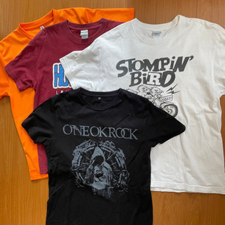 男性用ジーパン、Tシャツの画像